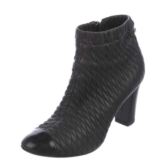 Chanel Leather Block Heel Cap Toe Quilted Ankle Booties Black Women's Size EU 40 - Picture 1 of 9